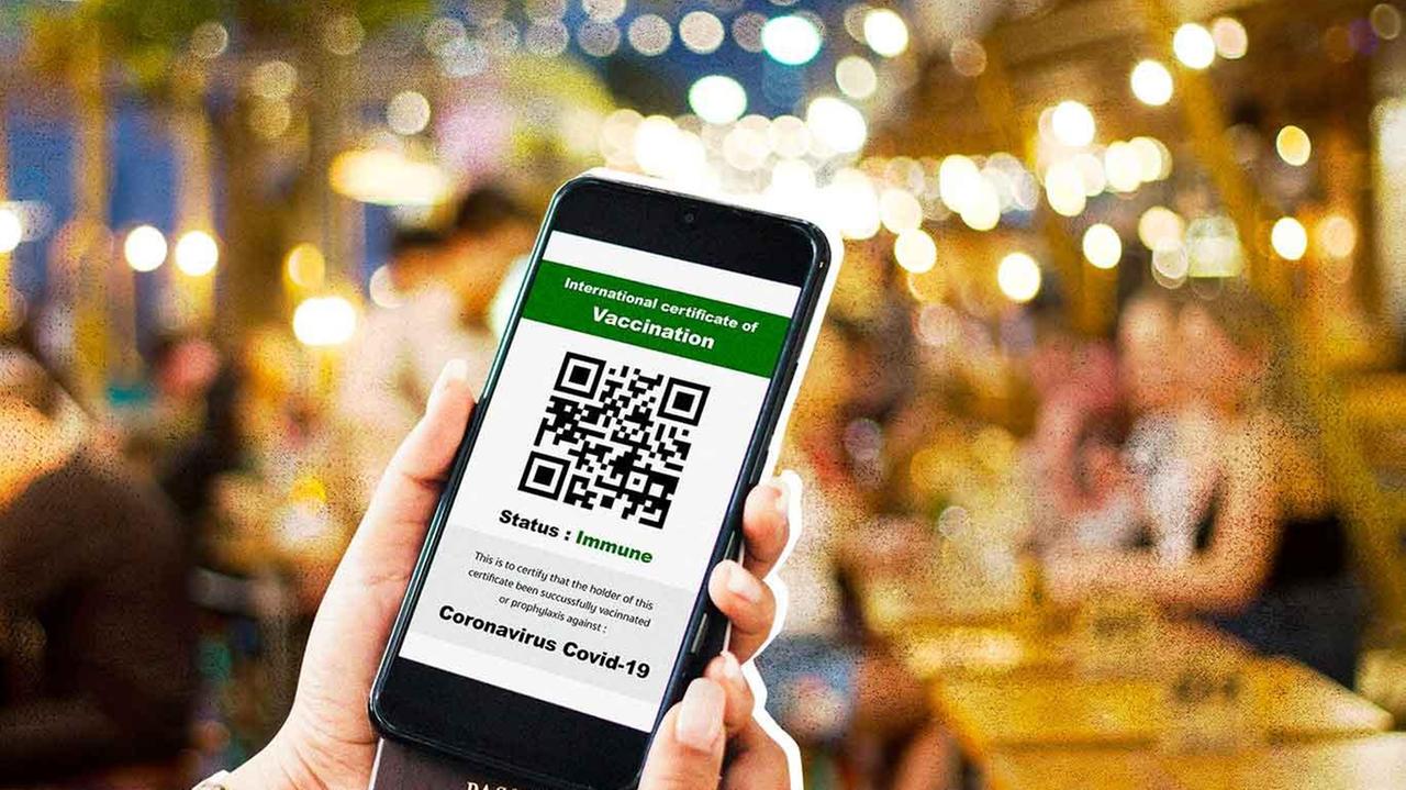 Mostra il Green pass di un altro e dà un nome falso: denunciata al ristorante