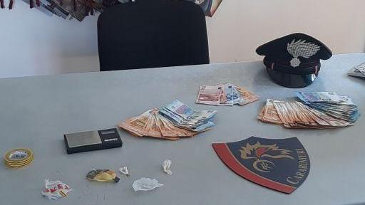 «Parcheggiatore e spacciatore di cocaina in un bagno al Forte», due arresti: ecco chi sono