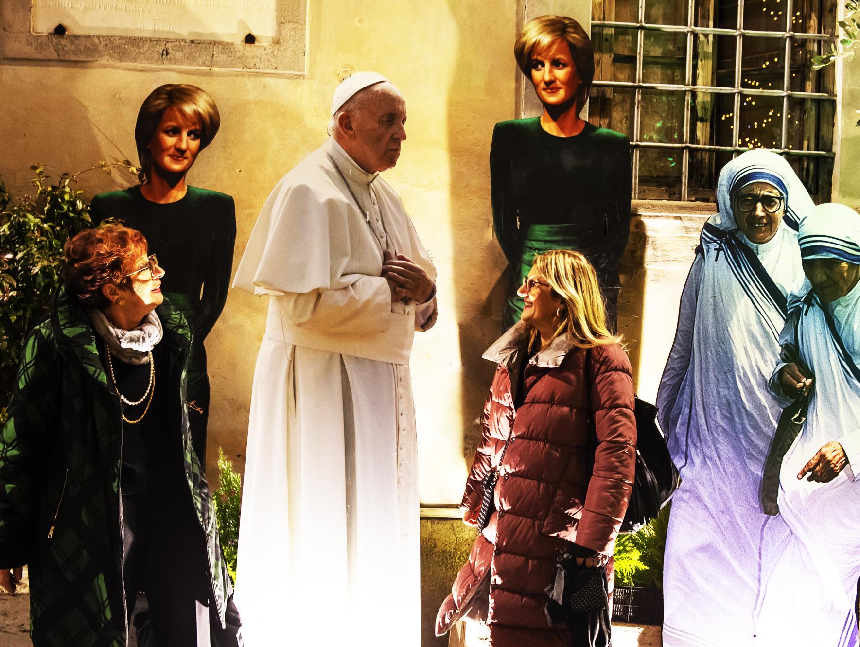 Dal Papa a Lady Diana, i “grandi” accendono la piazza e lanciano la sfida a colpi di selfie - Foto