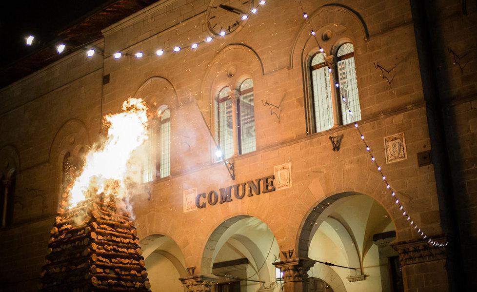 La fiaccola accesa di fronte al Palazzo comunale di Abbadia San Salvatore (Cittàdellefiaccole.it)