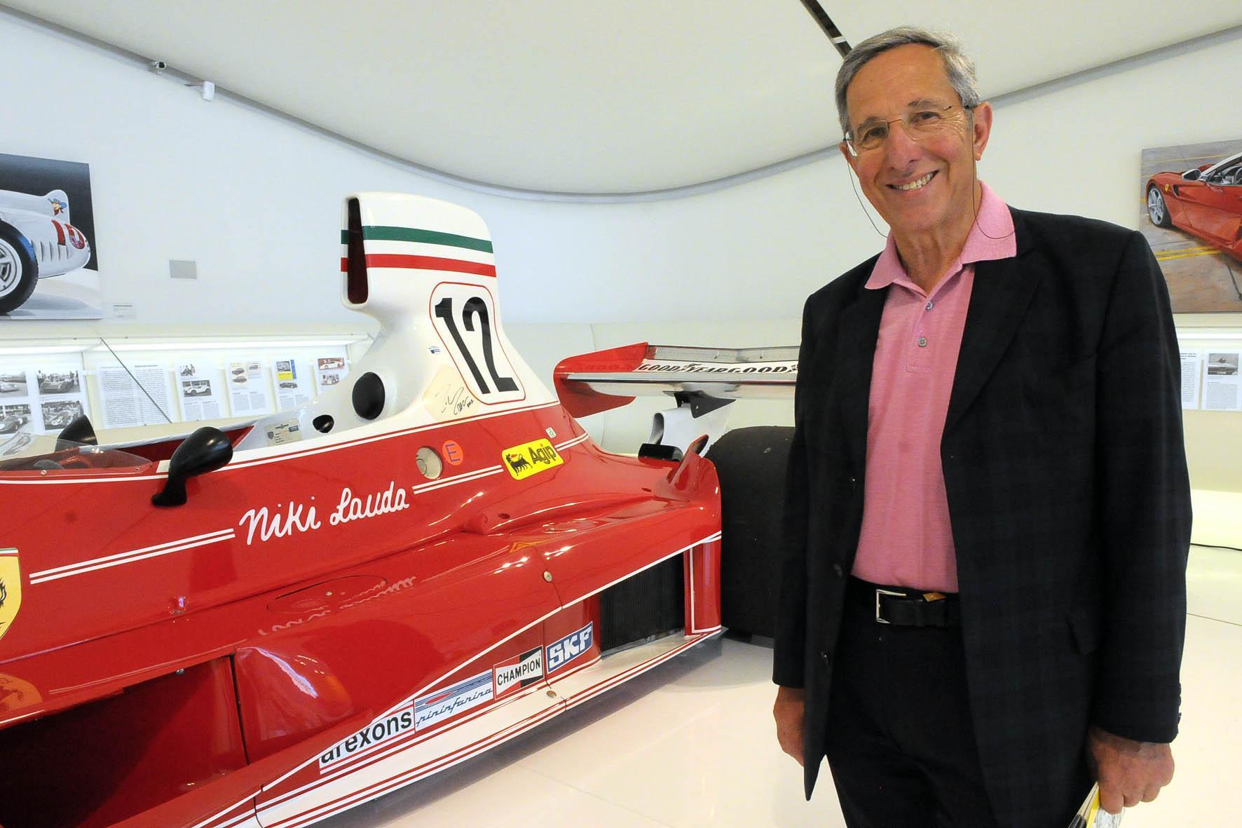 L'ingegnere Mauro Forghieri accanto a una delle sue Ferrari più celebri: la 312 T con cui Niki Lauda vinse il Mondiale