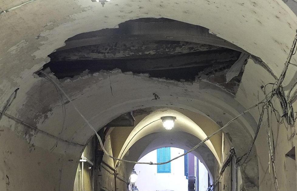 Lo squarcio provocato dal cedimento (foto Renzullo/Muzzzi)