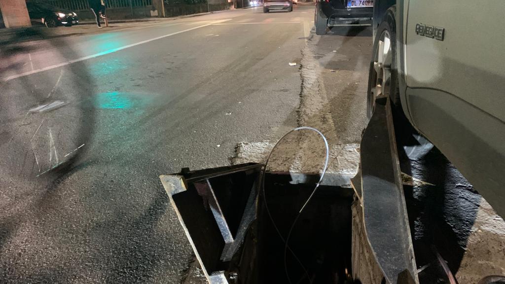 Viareggio, fanno i lavori sulla via Aurelia ma si dimenticano il tombino aperto