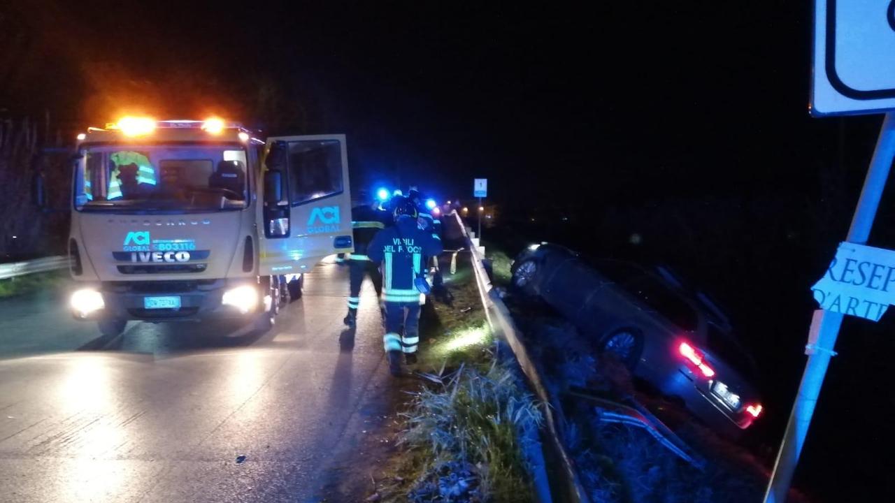 Auto "vola" sopra il guard-rail dopo lo scontro - Foto