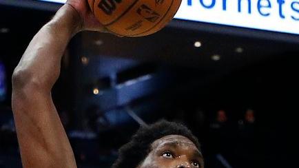 Philadelphia alla grande con Embiid trascinatore Vincono anche i Warriors