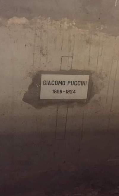 Durante i lavori rispunta la lapide originaria della sepoltura