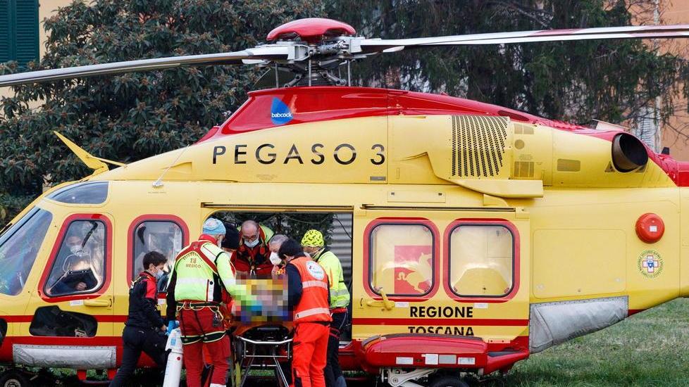 Grave un anziano travolto in scooter da un’auto pirata