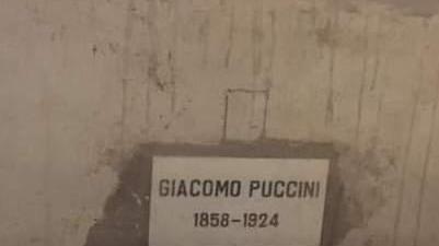 Durante i lavori rispunta la lapide originaria della sepoltura