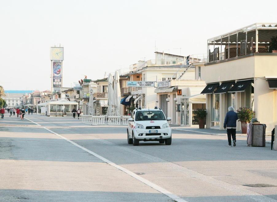 Troppi mezzi nelle aree pedonali: arrivano i varchi