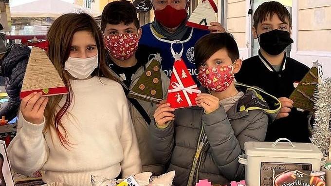 Tappi, legni e tanta fantasia così i bambini aiutano l’Enpa
