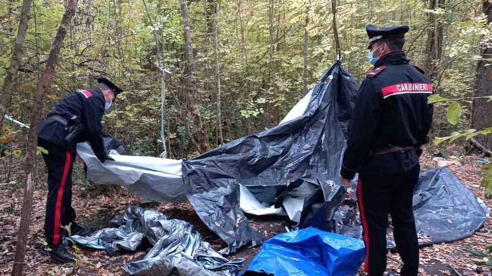 Blitz dei carabinieri nei boschi Denunciati due spacciatori