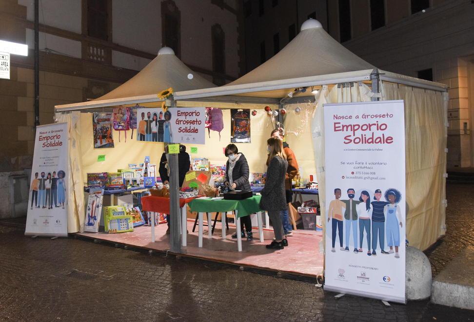 Vandali in piazza Socci Forzato e danneggiato il mercatino solidale