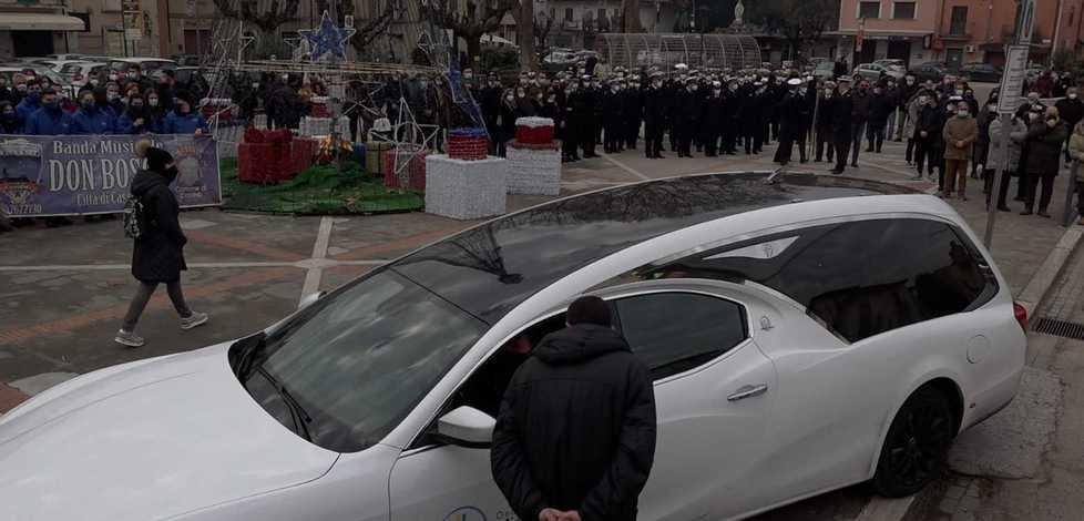 Folla al funerale del 23enne