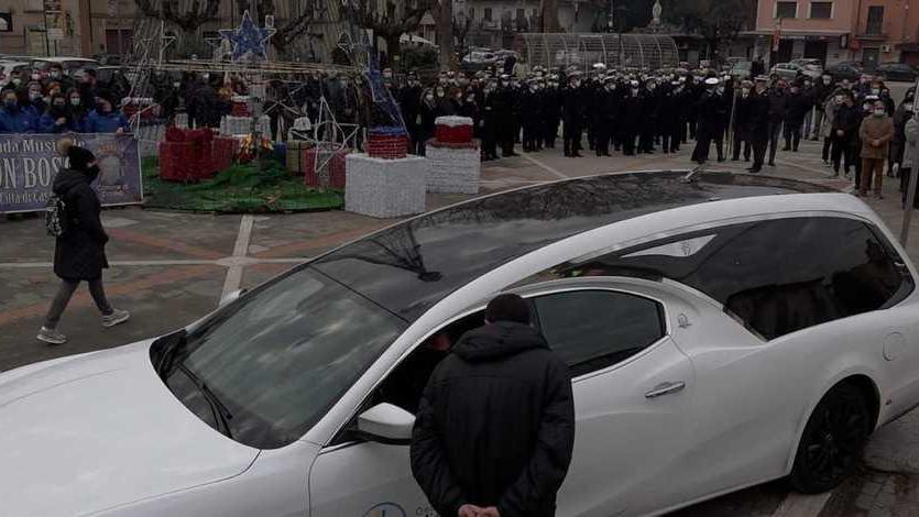 Folla al funerale del 23enne