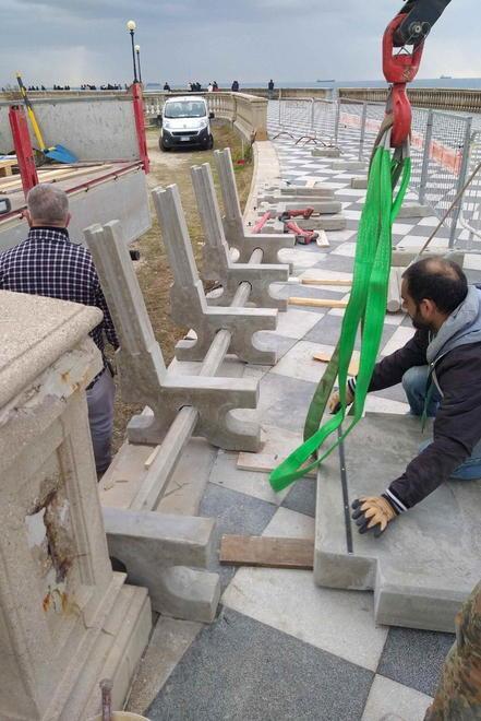 Tornano alla Terrazza le panchine restaurate