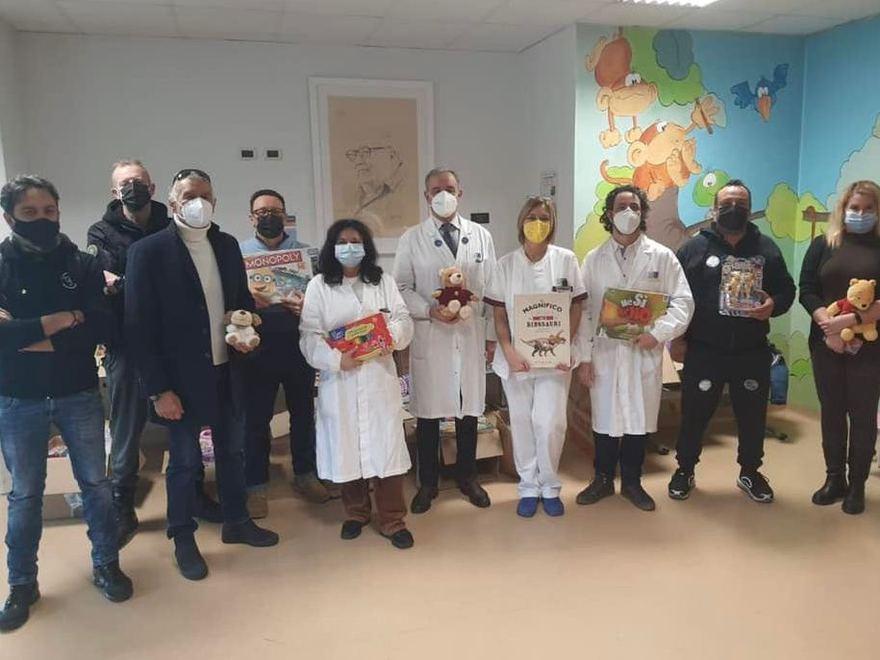 Il comandante Alfa dona i giochi a Pediatria: «A Natale il nostro sorriso a tutti i bambini»