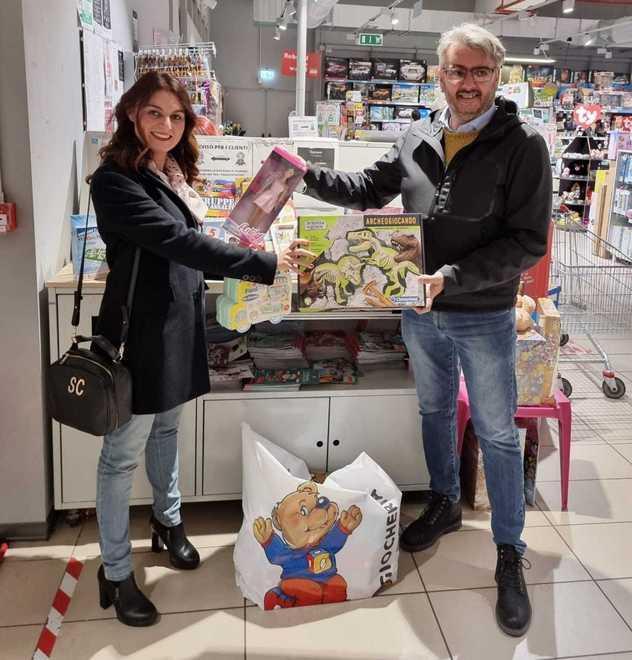 Anche Ceccardi dona dei giocattoli “sospesi”