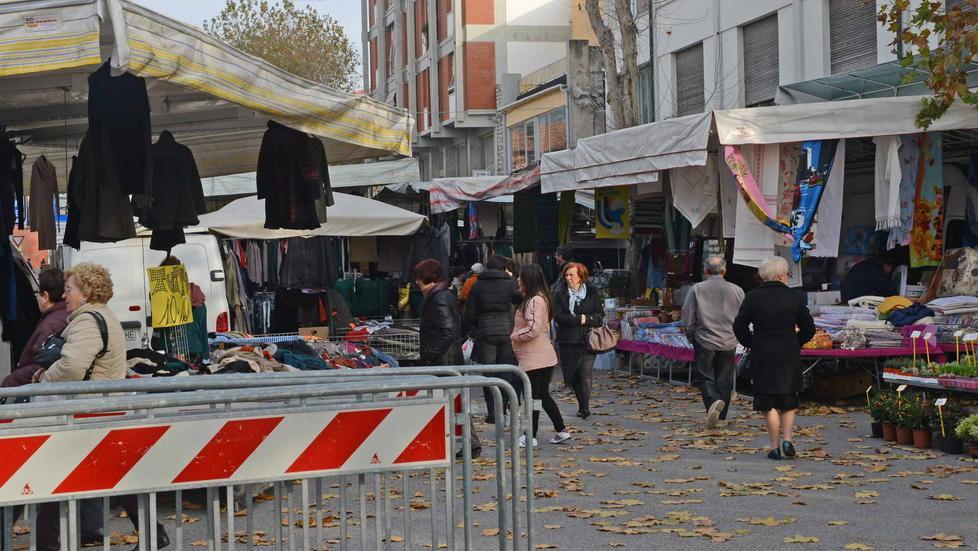 Banchi aperti fino alle 19 per il mercato natalizio
