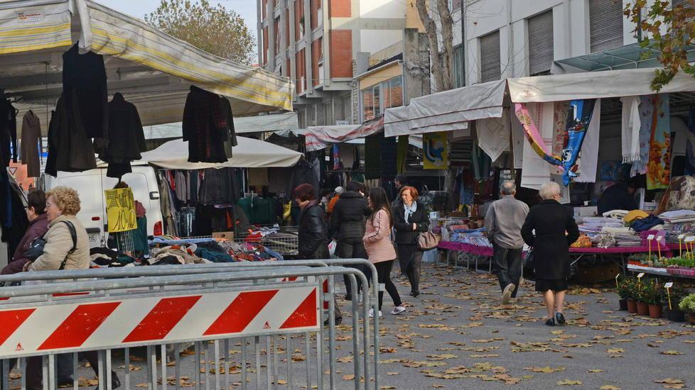 Banchi aperti fino alle 19 per il mercato natalizio