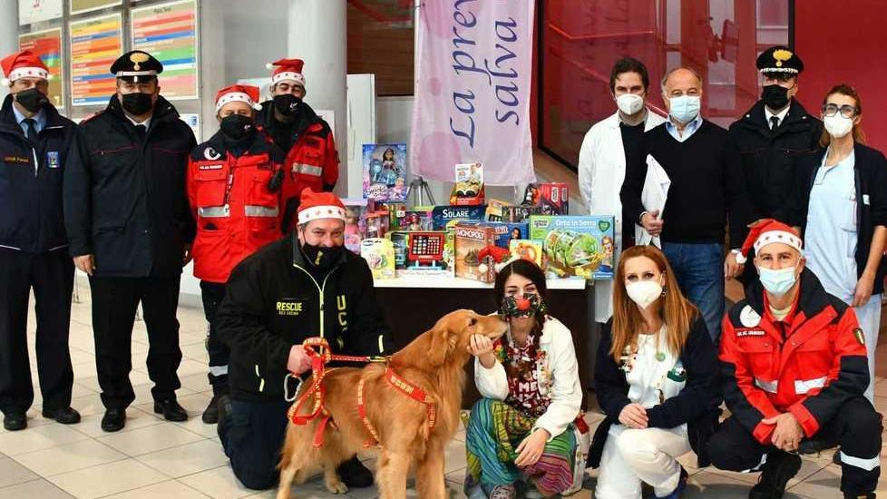 Regali ai bimbi in pediatria al Lotti