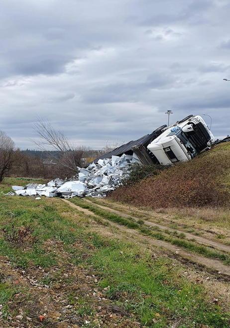 Camion si ribalta sulla 429 e tutto il traffico va in tilt 