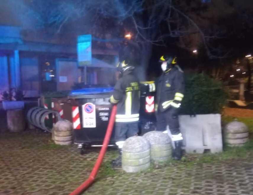 Si ipotizza la mano di baby gang dietro gli altri cassonetti bruciati
