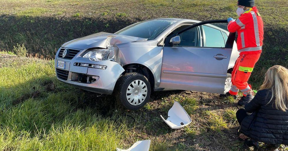 Esce di strada con l’auto