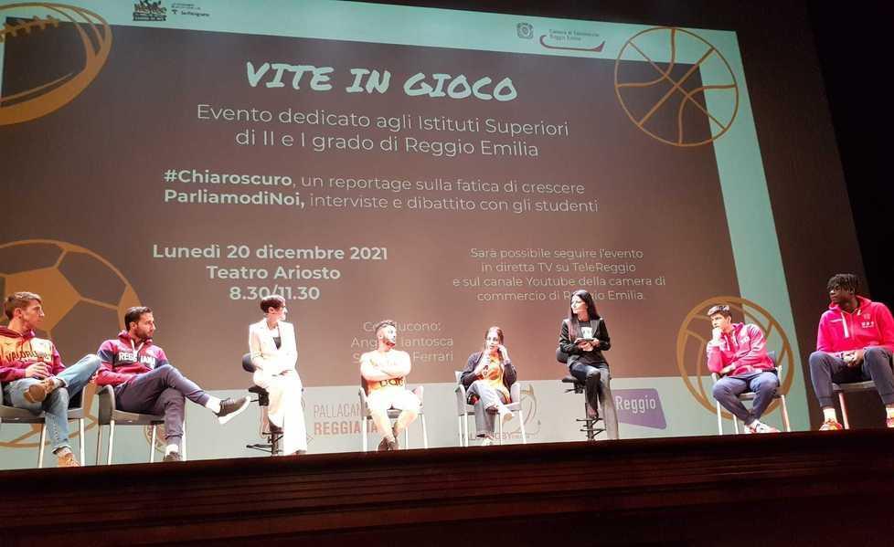 Teatro Ariosto pieno di studenti per l’incontro sulle dipendenze 