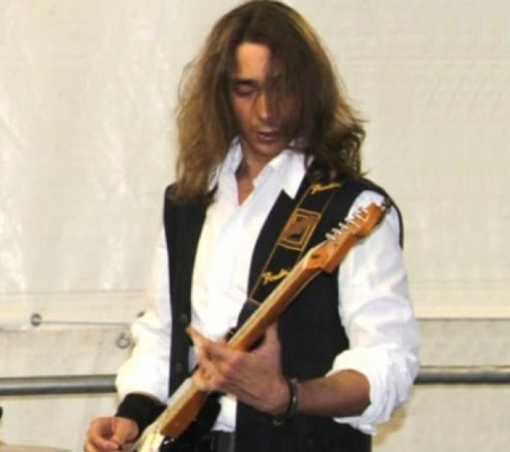 Domattina il funerale dell’amato chitarrista morto a soli 33 anni