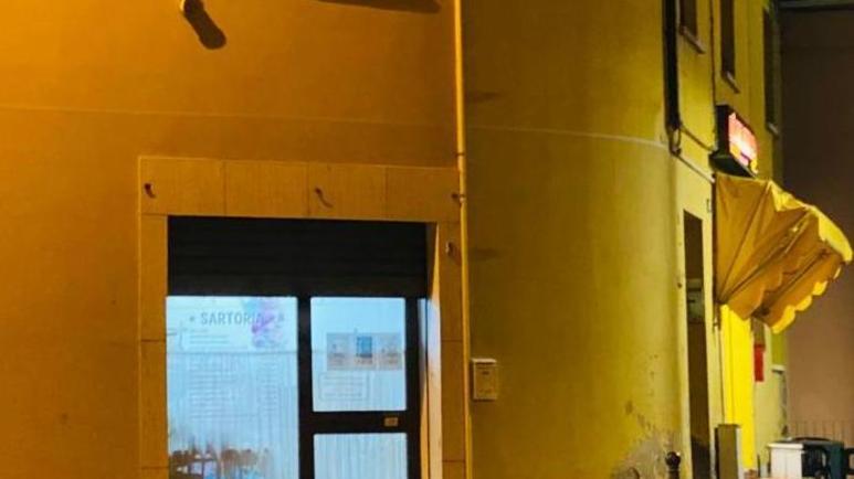 Rapina alla sartoria, è caccia al bandito solitario