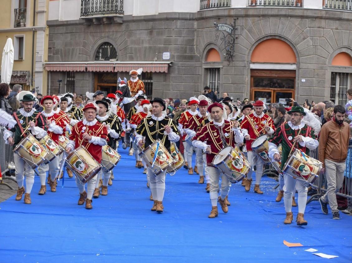 I tamburini e i trombettieri abbracciano Feltre 