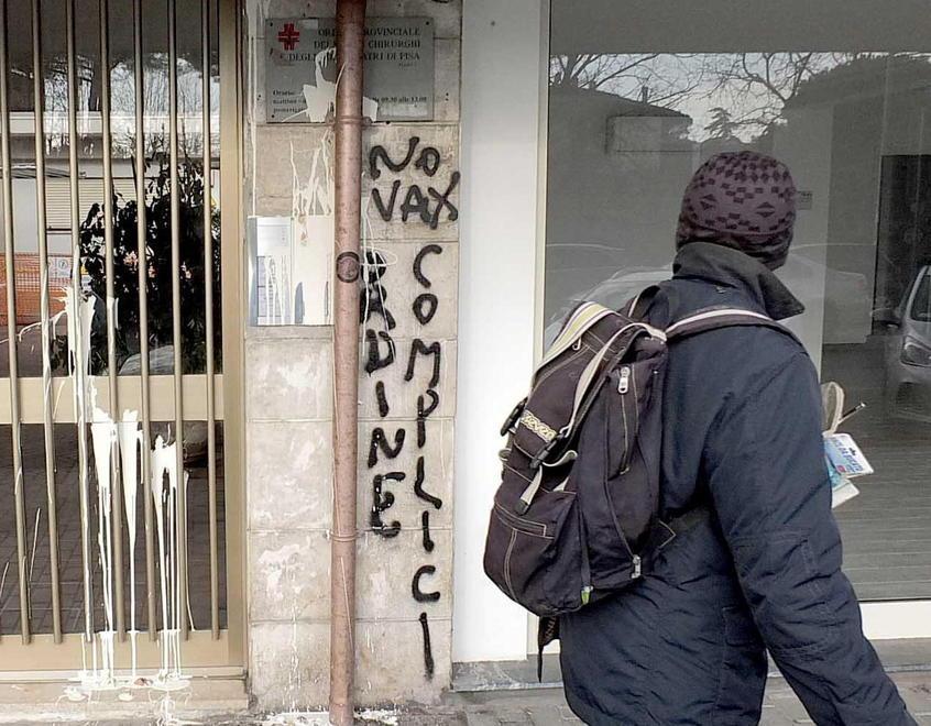 Le scritte no-Vax all’ingresso dell’Ordine dei medici