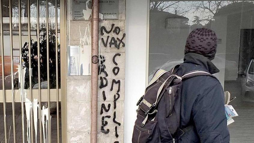 Le scritte no-Vax all’ingresso dell’Ordine dei medici