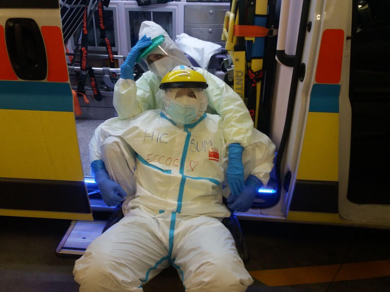 Due volontari della Misericordia durante il primo picco pandemico