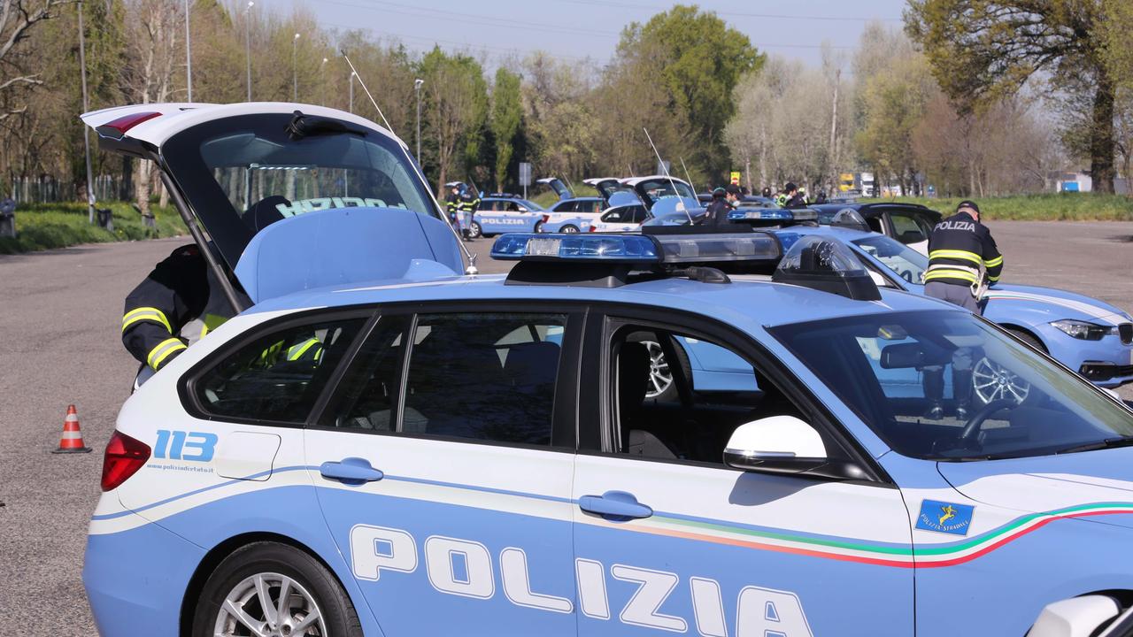 L'anziano è stato salvato da un agente della polizia stradale