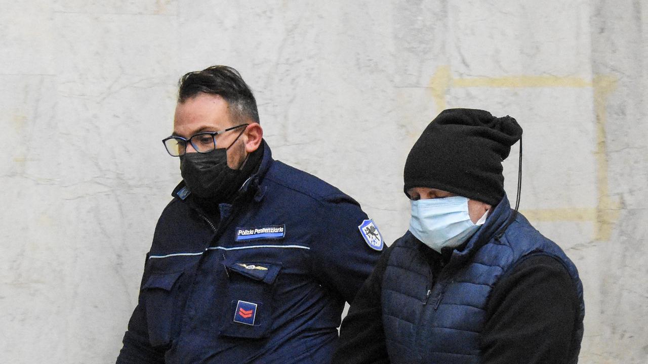 Adrian Luminita accompagnato in aula da un agente della polizia penitenziaria