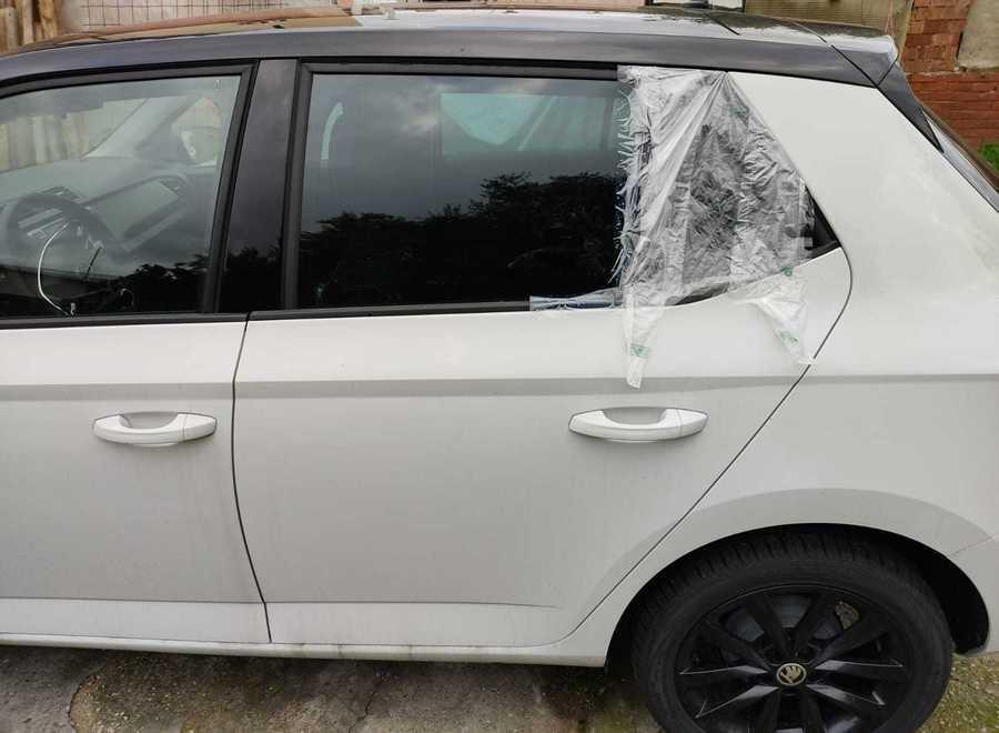 Un'auto danneggiata in via Boccherini