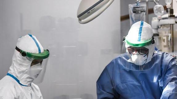 Reggio Emilia, un altro Natale in corsia a combattere il virus: «Siamo pochi e stanchi»