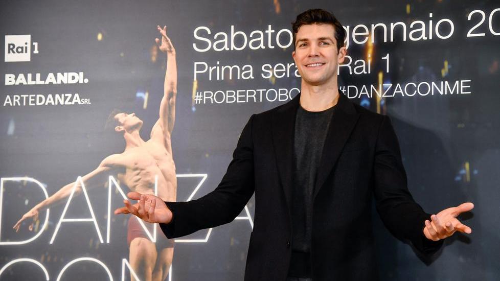 Bolle: “Danza con me” dedicata a Carla Fracci tra ironia e leggerezza