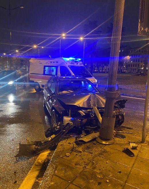 Si schianta contro un palo