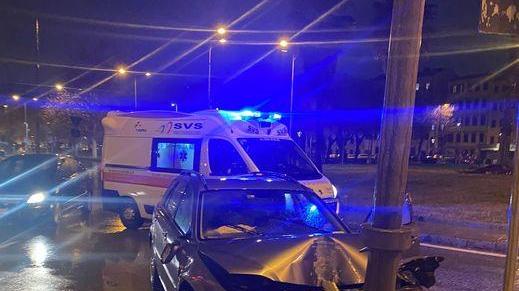 Si schianta contro un palo