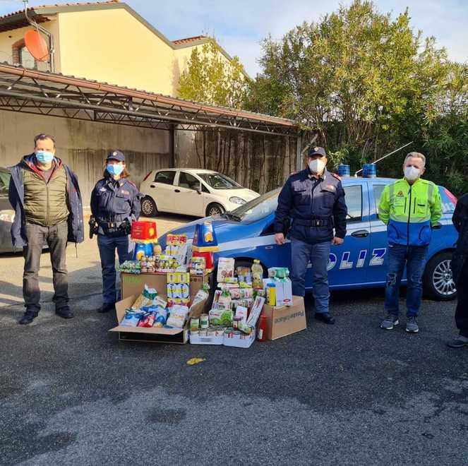 La polizia aiuta i bisognosi