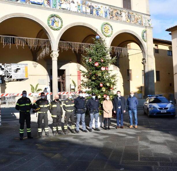 La palla di Natale della polizia davanti all’hub del Ceppo 
