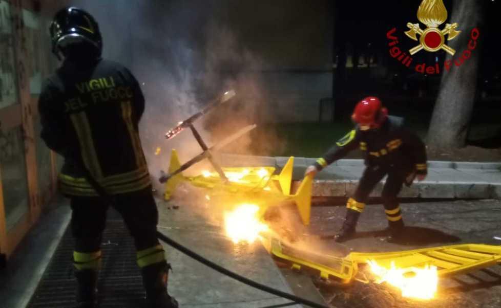Le denunce non fermano i vandali: quarto rogo alle medie Dalla Chiesa 