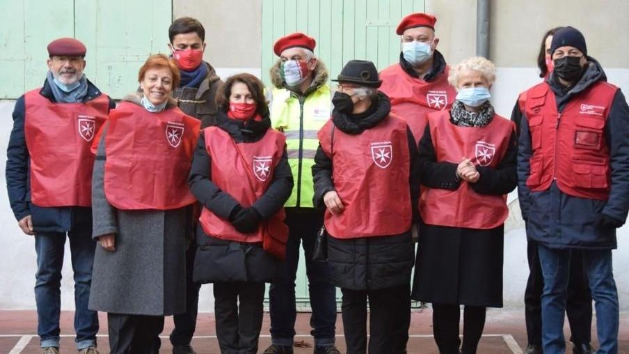 I volontari del Cisom donano buoni spesa alle famiglie povere