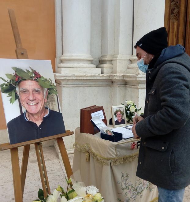 In centinaia all’addio al prof. Giocolano «Ha ispirato i giovani» 