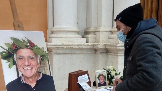 In centinaia all’addio al prof. Giocolano «Ha ispirato i giovani»