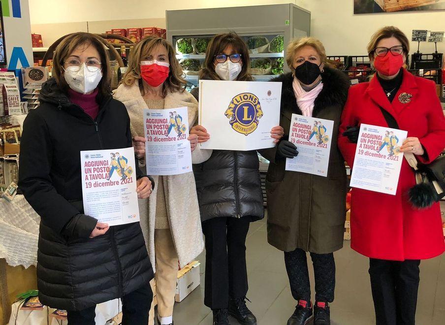 Il dono dei Lions: buoni per gli acquisti e aiuti al convento 