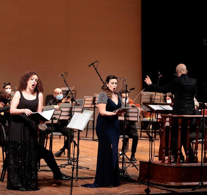Gli auguri del Vecchi-Tonelli con gli allievi della Kabaivanska