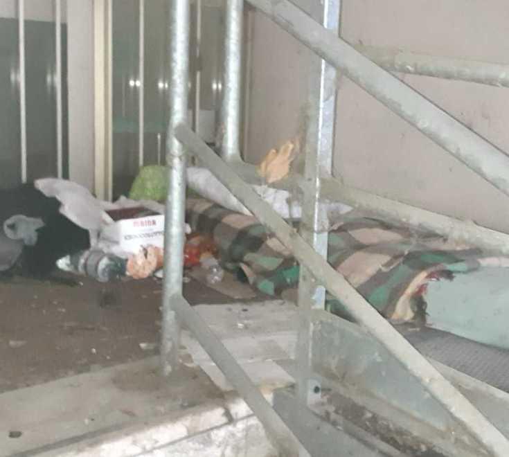 Dorme al freddo, partiti gli aiuti. Cittadini hanno dato abiti e cibo 